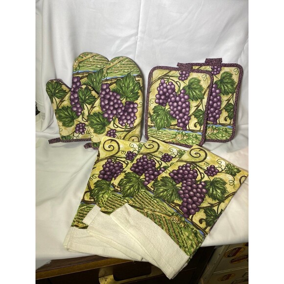 Grape Kitchen Linens 7 Pieces, 3 Hand Towels, 2 Oven Mits, 2 Potholders NWOT - Picture 1 of 6